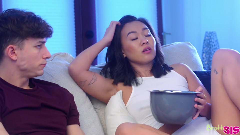 Stepsisters Slumber Party – S32-E6 – Kimmy Kimm, Parker Ambrose